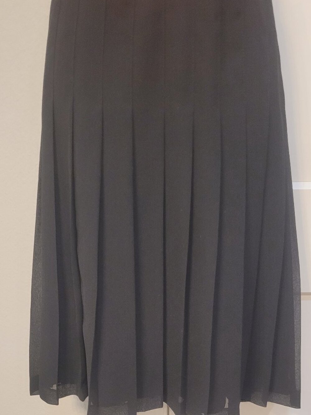 Kasper Black Pleated Lightweight Skirt Size 8 Shoud have one in your closet!!! - Picture 1 of 5